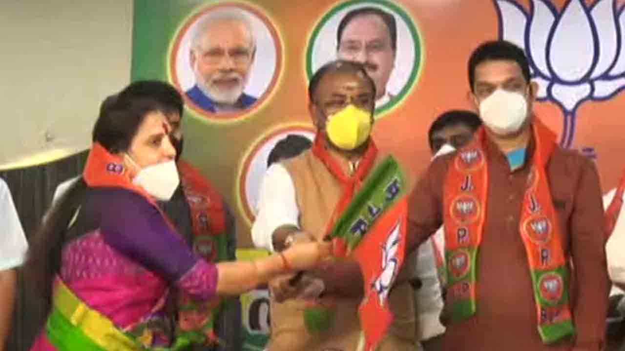 ಪ್ಲಾನ್ ಸಕ್ಸಸ್: ಅಂದು 'ಮುನಿ'ದ ಮಹಿಳಾಮಣಿಗಳು ಇಂದು BJPಗೆ ಸೇರ್ಪಡೆ ಪ್ಲಾನ್ ಸಕ್ಸಸ್: ಅಂದು 'ಮುನಿ'ದ ಮಹಿಳಾಮಣಿಗಳು ಇಂದು BJPಗೆ ಸೇರ್ಪಡೆ