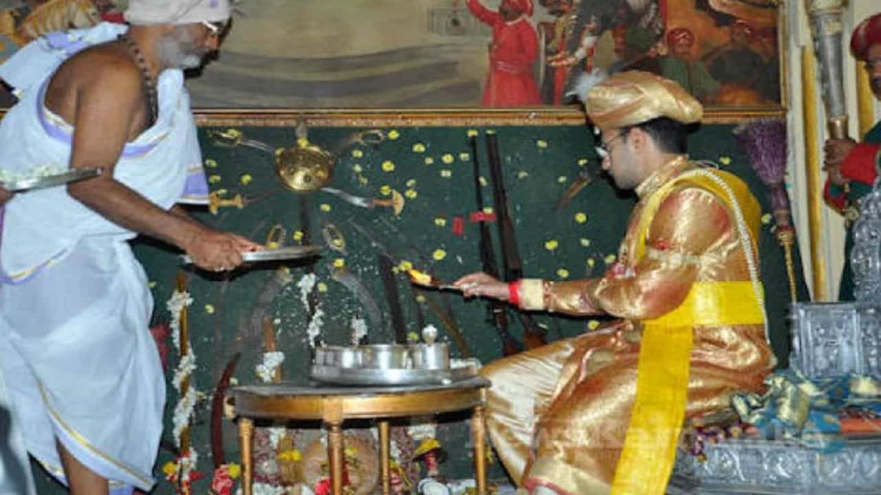 ಆಯುಧ ಪೂಜೆ ಸಂಭ್ರಮ: ಬೆಳಗ್ಗಿನಿಂದಲೇ ಅರಮನೆಯಲ್ಲಿ ಪೂಜೆ, ಹೋಮ ಆರಂಭ