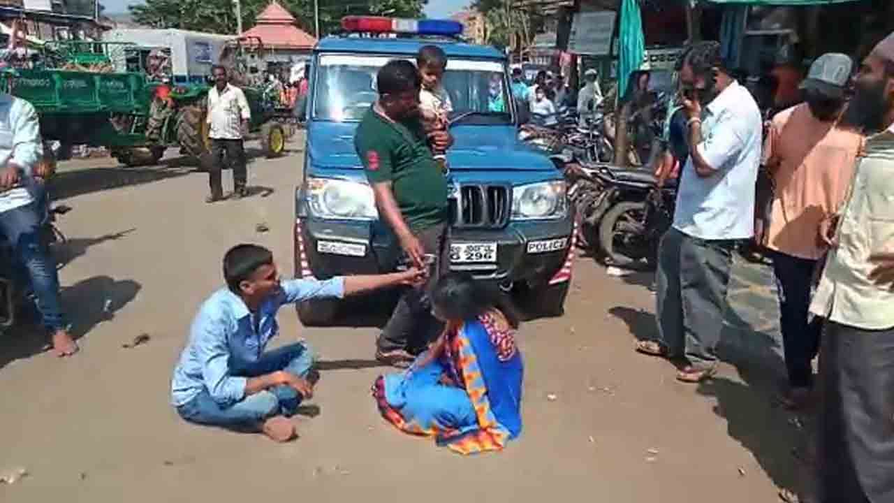 ಗರ್ಭಿಣಿ ಮೇಲೆ ಹಲ್ಲೆ ಆರೋಪ: ನಡುರಸ್ತೆಯಲ್ಲಿ ಪೇದೆಗೆ ಕಪಾಳ ಮೋಕ್ಷ