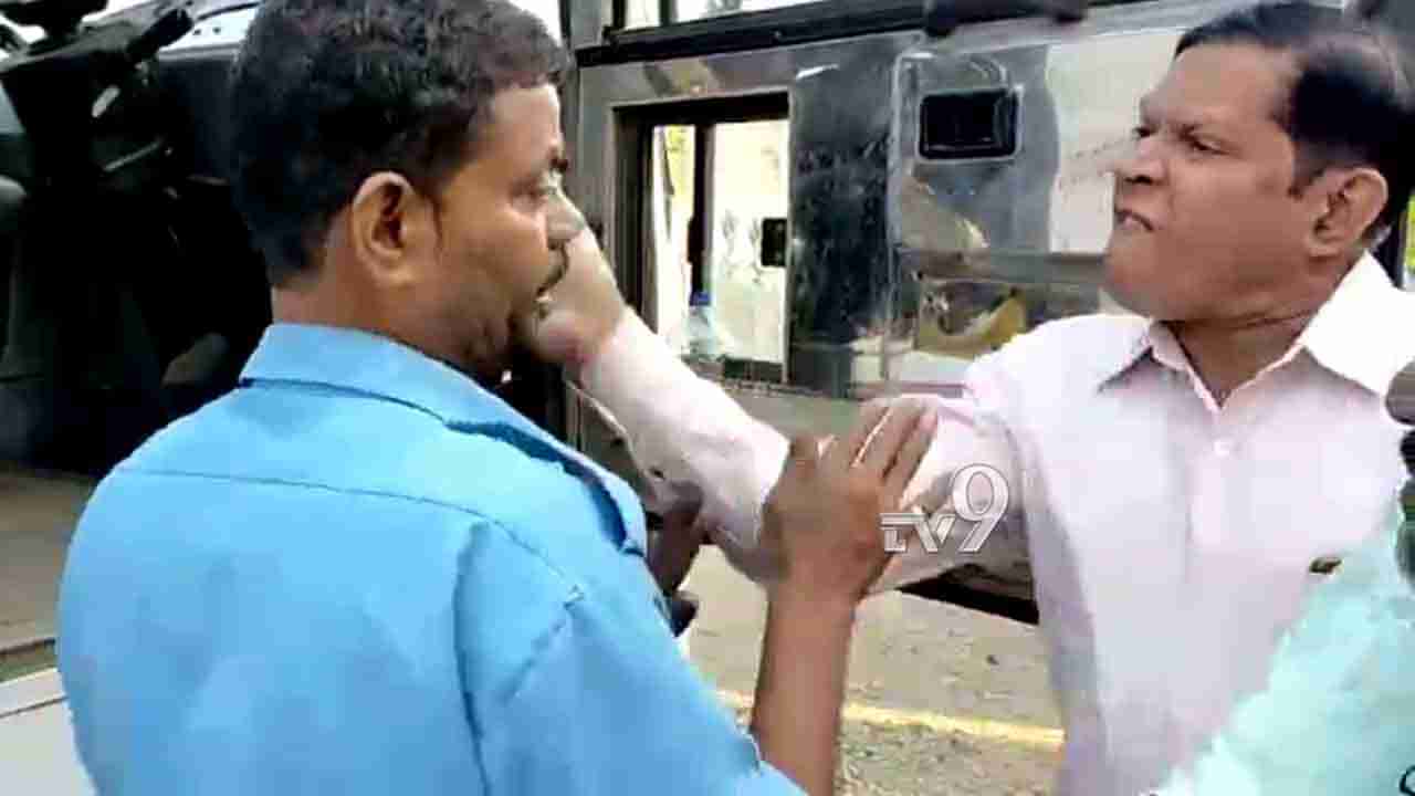 ಕುಡಿದು ಅಡ್ಡಾದಿಡ್ಡಿ ಬಸ್ ಚಾಲನೆ: ಪ್ರಯಾಣಿಕರಿಂದ ಚಾಲಕನಿಗೆ ಬಿತ್ತು ಧರ್ಮದೇಟು