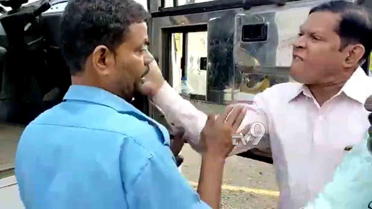 ಕುಡಿದು ಅಡ್ಡಾದಿಡ್ಡಿ ಬಸ್ ಚಾಲನೆ: ಪ್ರಯಾಣಿಕರಿಂದ ಚಾಲಕನಿಗೆ ಬಿತ್ತು ಧರ್ಮದೇಟು ಕುಡಿದು ಅಡ್ಡಾದಿಡ್ಡಿ ಬಸ್ ಚಾಲನೆ: ಪ್ರಯಾಣಿಕರಿಂದ ಚಾಲಕನಿಗೆ ಬಿತ್ತು ಧರ್ಮದೇಟು