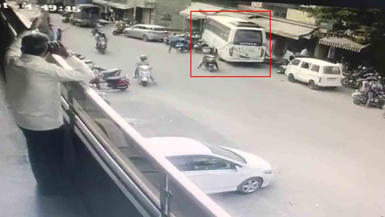 ನೋಡ ನೋಡುತ್ತಿದ್ದಂತೆ ಹೋಟೆಲ್ಗೆ ನುಗ್ಗಿದ ಬಸ್: ಮೂವರು ಗಂಭೀರ ನೋಡ ನೋಡುತ್ತಿದ್ದಂತೆ ಹೋಟೆಲ್ಗೆ ನುಗ್ಗಿದ ಬಸ್: ಮೂವರು ಗಂಭೀರ