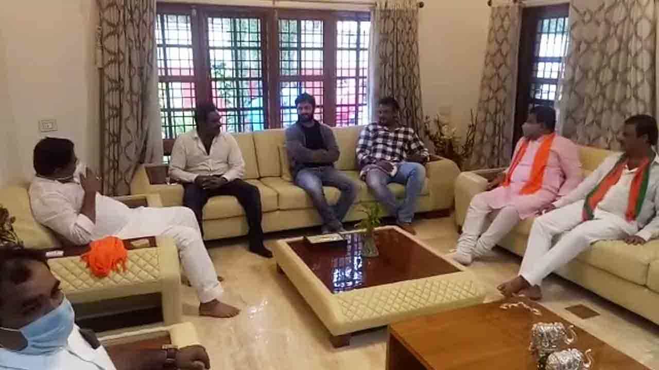 ಭರ್ಜರಿ ಪ್ರಚಾರದ ನಂತರ ಭೋಜನ ವಿರಾಮ: ‘ಸಾಮ್ರಾಟ್​’ ಮನೆಯಲ್ಲಿ ಅದ್ದೂರಿ ಔತಣ | Actor Darshan, Amulya lunch at Ashok home
