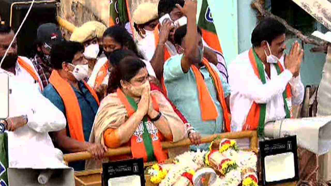 ಮುನಿರತ್ನ ಗೆದ್ದರೆ ಅಭಿವೃದ್ಧಿಗೆ ಏನೂ ಕಮ್ಮಿಮಾಡಲ್ಲ -ಬಿಜೆಪಿ ಅಭ್ಯರ್ಥಿ ಪರ ನಟಿ ಖುಷ್ಬೂ ಮತಬೇಟೆ