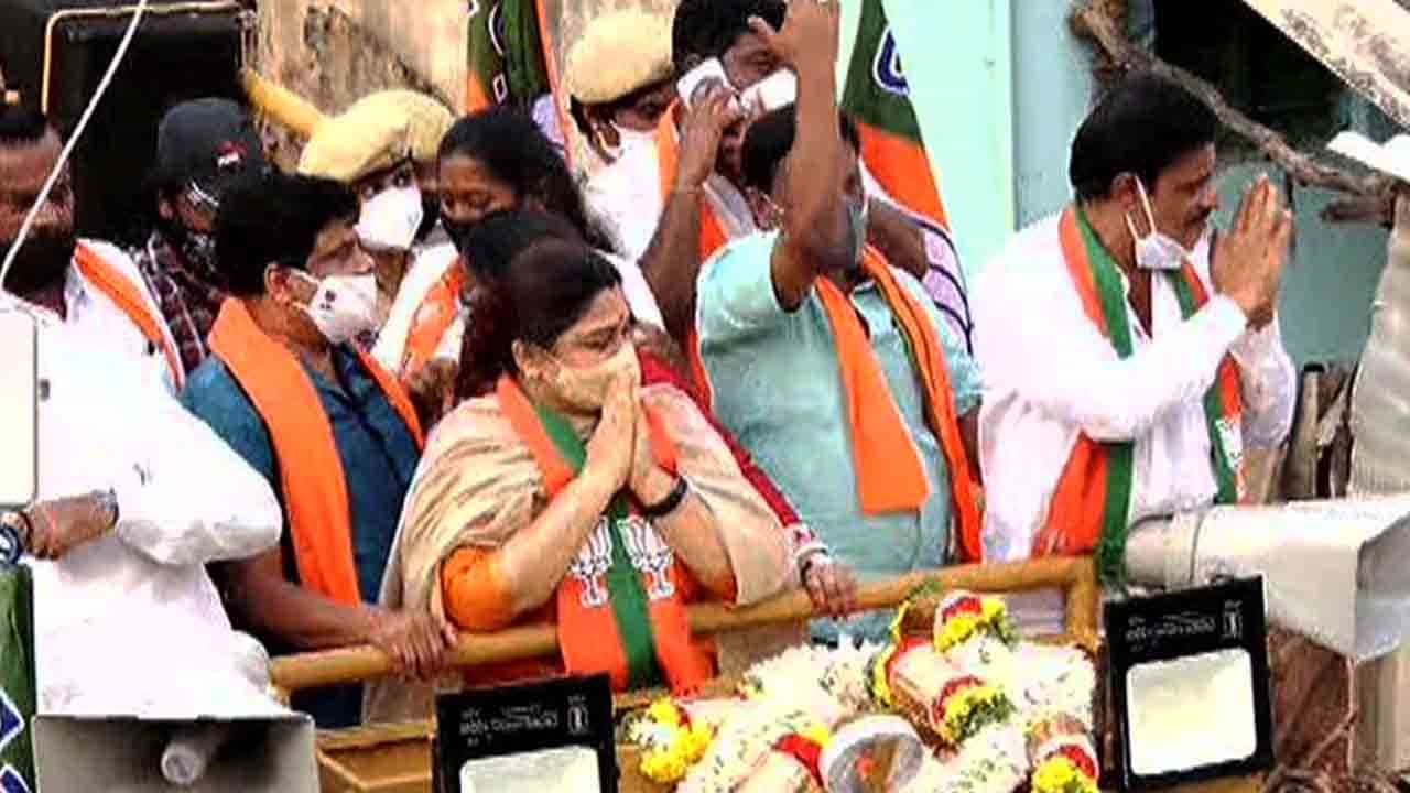 ಮುನಿರತ್ನ ಗೆದ್ದರೆ ಅಭಿವೃದ್ಧಿಗೆ ಏನೂ ಕಮ್ಮಿಮಾಡಲ್ಲ -ಬಿಜೆಪಿ ಅಭ್ಯರ್ಥಿ ಪರ ನಟಿ ಖುಷ್ಬೂ ಮತಬೇಟೆ