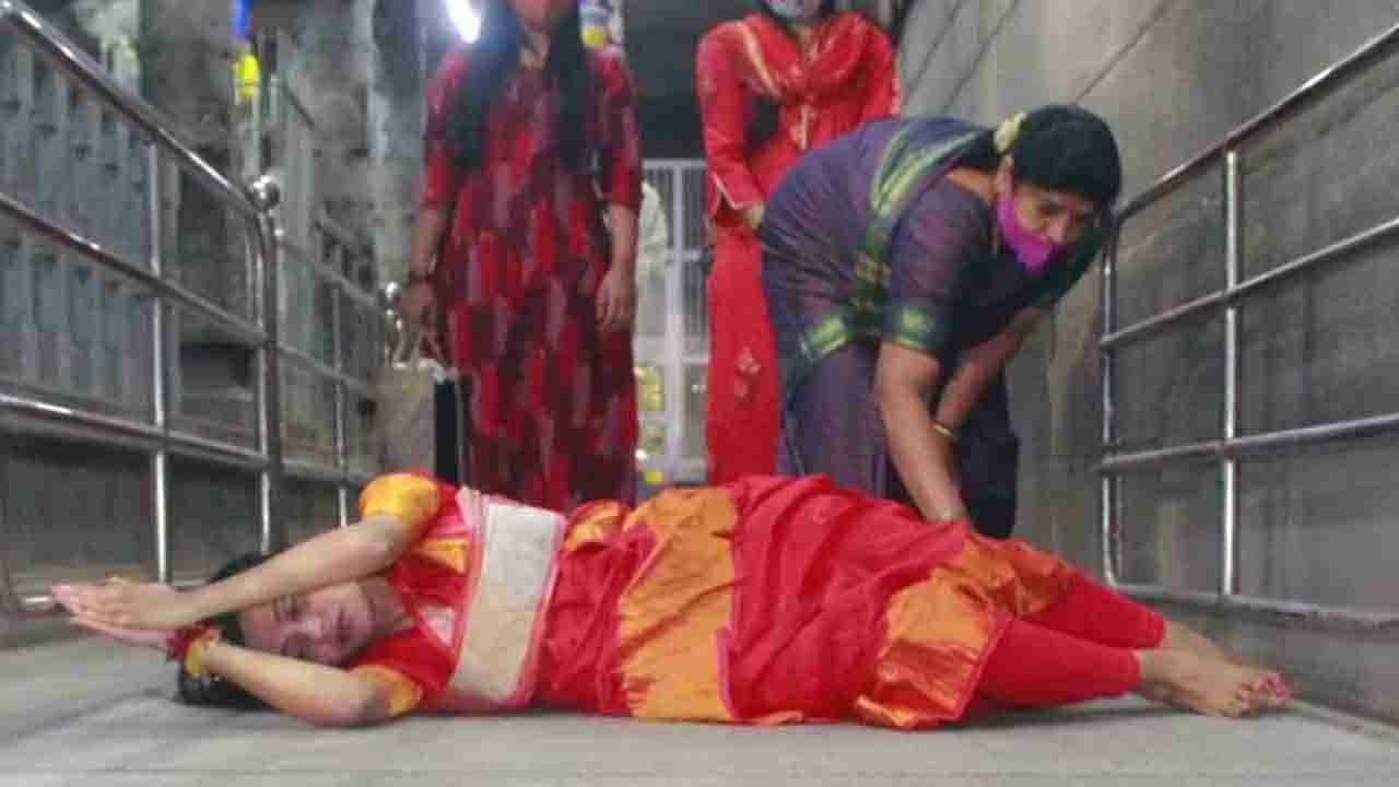 ಗೆಲುವಿಗಾಗಿ ಉರುಳು ಸೇವೆ: ರಾಜರಾಜೇಶ್ವರಿಯ ಸನ್ನಿಧಾನದಲ್ಲಿ ‘ಕೈ’ ಅಭ್ಯರ್ಥಿ ಕುಸುಮಾ ಪ್ರಾರ್ಥನೆ