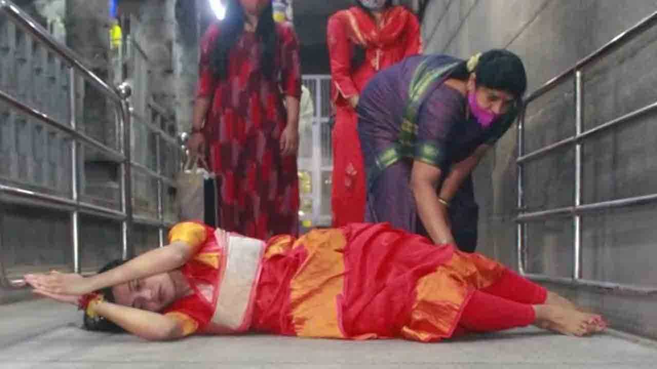 ಗೆಲುವಿಗಾಗಿ ಉರುಳು ಸೇವೆ: ರಾಜರಾಜೇಶ್ವರಿಯ ಸನ್ನಿಧಾನದಲ್ಲಿ ‘ಕೈ’ ಅಭ್ಯರ್ಥಿ ಕುಸುಮಾ ಪ್ರಾರ್ಥನೆ