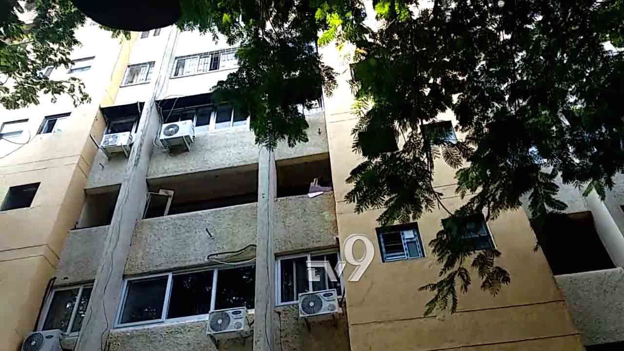 ರಿಕ್ಕಿ ರೈನನ್ನು ವಾಪಸ್ ಕಳಿಸಿಕೊಟ್ಟ ಸಿಸಿಬಿ ಅಧಿಕಾರಿಗಳು.. ಬರಿಗೈನಲ್ಲಿ ಕಚೇರಿಗೆ ವಾಪಸ್ ರಿಕ್ಕಿ ರೈನನ್ನು ವಾಪಸ್ ಕಳಿಸಿಕೊಟ್ಟ ಸಿಸಿಬಿ ಅಧಿಕಾರಿಗಳು.. ಬರಿಗೈನಲ್ಲಿ ಕಚೇರಿಗೆ ವಾಪಸ್
