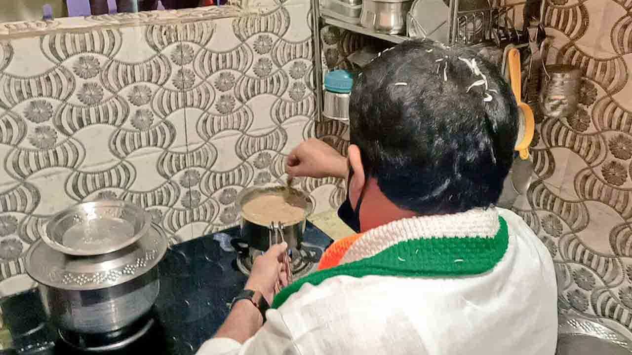 ಪ್ರಚಾರದ ನಡುವೆ ನಳಪಾಕ: ಚಹಾ ತಯಾರಿಸಿದ ಶಾಸಕ ಜಮೀರ್ ‘ಕೈ’ ಚಳಕ! ಪ್ರಚಾರದ ನಡುವೆ ನಳಪಾಕ: ಚಹಾ ತಯಾರಿಸಿದ ಶಾಸಕ ಜಮೀರ್ ‘ಕೈ’ ಚಳಕ!