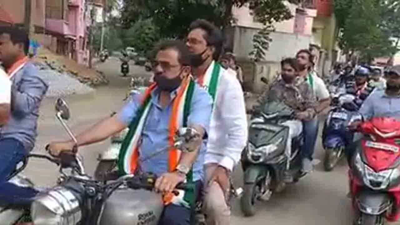 R.R.ನಗರದಲ್ಲಿ ಶಾಸಕ ಜಮೀರ್ ‘ಬುಲೆಟ್’​ ಹವಾ! ‘ಕೈ’ ಅಭ್ಯರ್ಥಿ ಕುಸುಮಾ ಪರ ಬೈಕ್​ ಱಲಿ