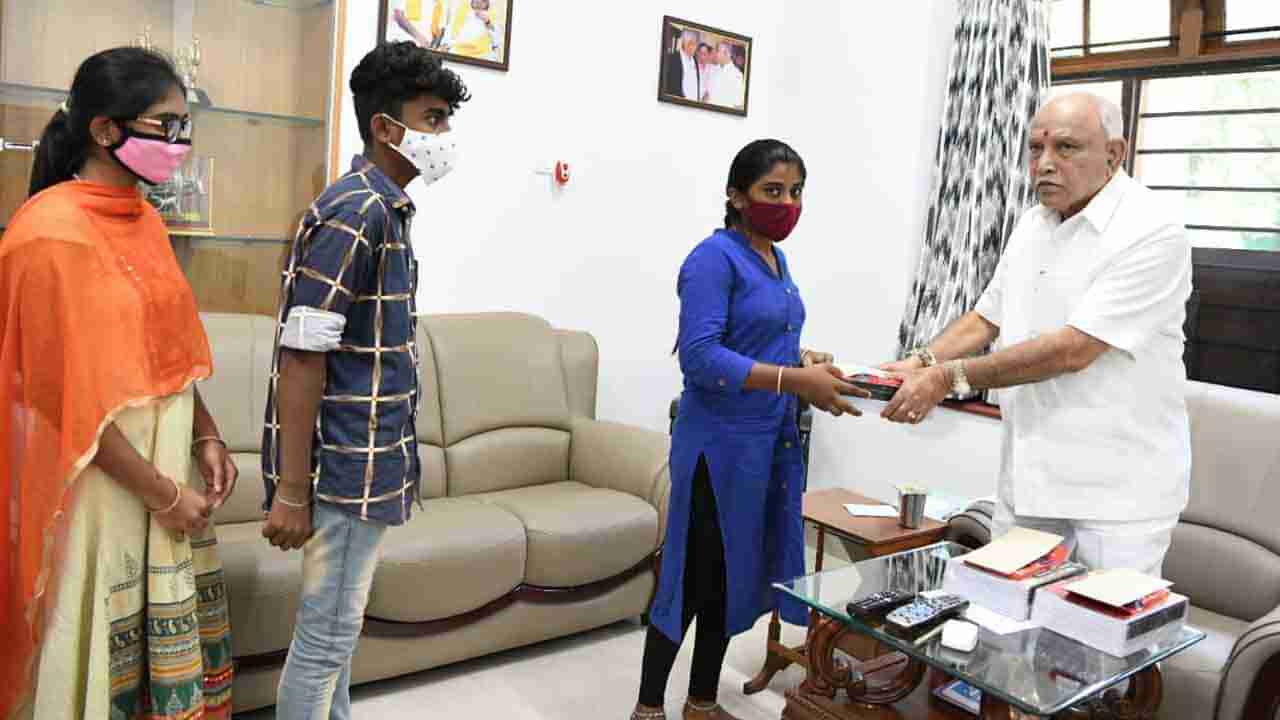 ಮಳೆ: ವಿದ್ಯಾರ್ಥಿಗಳ ನೋವಿಗೆ ಸ್ಪಂದಿಸಿದ CM BSY, ಹೊಸ ಪುಸ್ತಕ ಜೊತೆಗೆ ಆರ್ಥಿಕ ನೆರವು