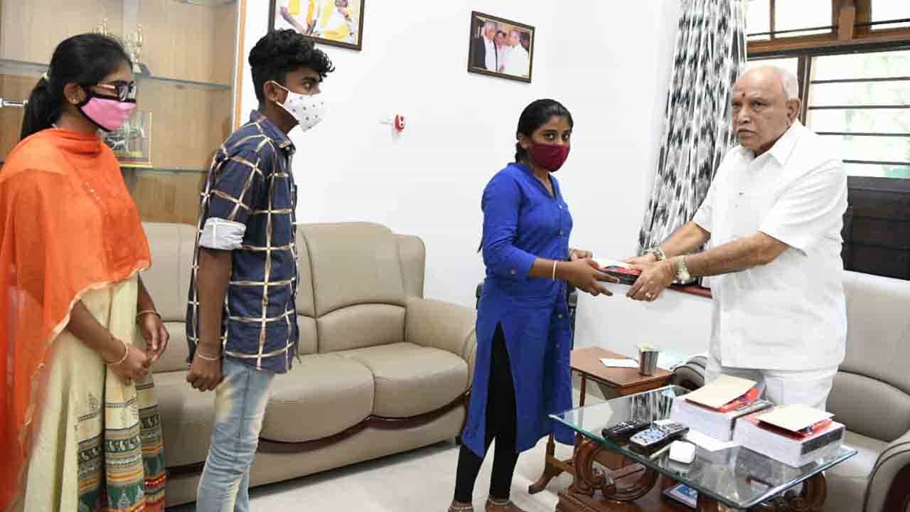 ಮಳೆ: ವಿದ್ಯಾರ್ಥಿಗಳ ನೋವಿಗೆ ಸ್ಪಂದಿಸಿದ CM BSY, ಹೊಸ ಪುಸ್ತಕ ಜೊತೆಗೆ ಆರ್ಥಿಕ ನೆರವು