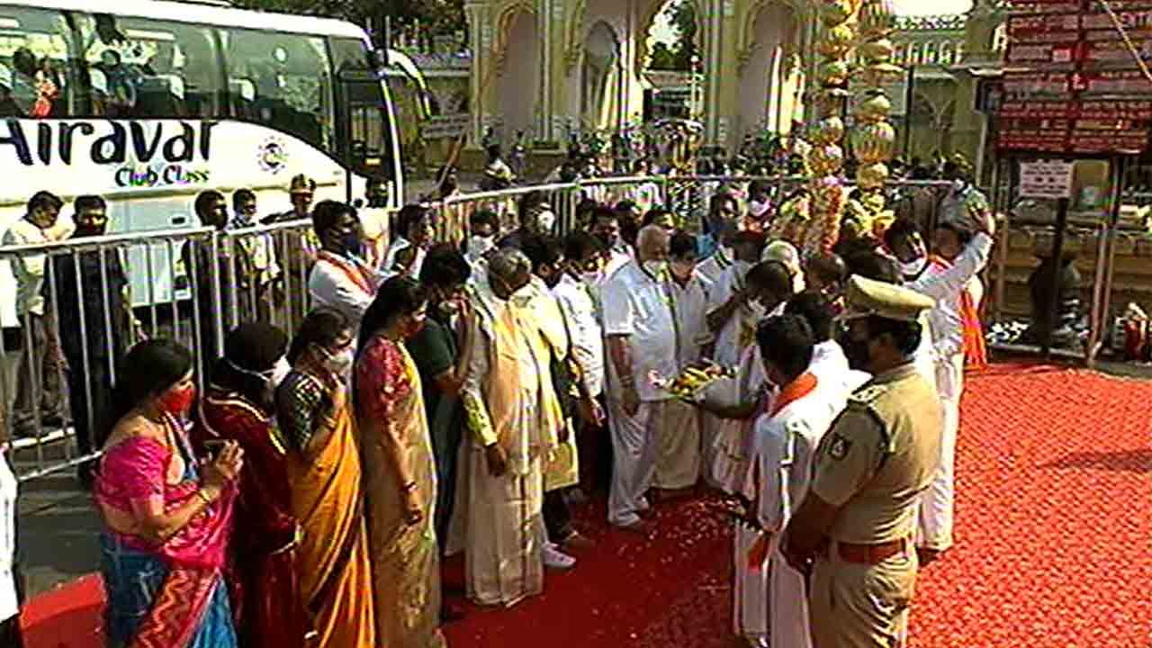 ನಂದಿ ಧ್ವಜಕ್ಕೆ ಪೂಜೆ ಸಲ್ಲಿಸಿದ ಸಿಎಂ ಬಿಎಸ್ವೈ