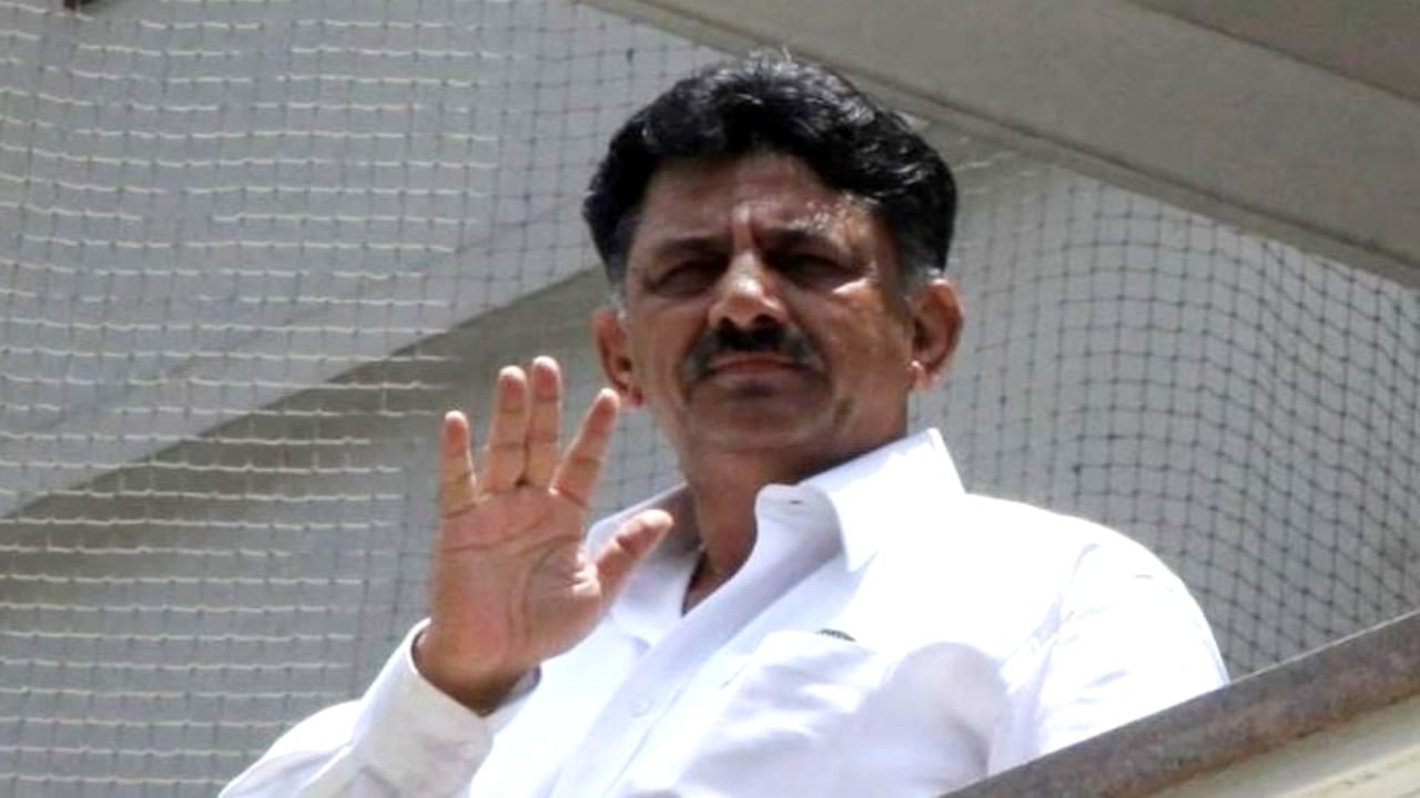 ಕೆಲವೇ ಕ್ಷಣಗಳಲ್ಲಿ.. CBI ನಿಂದ ಡಿಕೆ ಶಿವಕುಮಾರ್ ಅರೆಸ್ಟ್, ಗಂಗಾನಗರ ಕಚೇರಿಗೆ ಶಿಫ್ಟ್? ಕೆಲವೇ ಕ್ಷಣಗಳಲ್ಲಿ.. CBI ನಿಂದ ಡಿಕೆ ಶಿವಕುಮಾರ್ ಅರೆಸ್ಟ್, ಗಂಗಾನಗರ ಕಚೇರಿಗೆ ಶಿಫ್ಟ್?