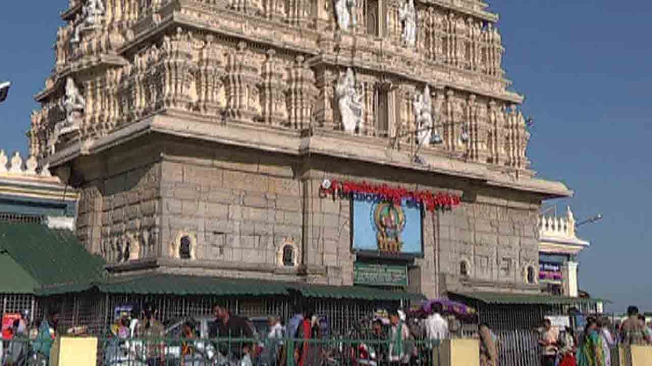 ಚಾಮುಂಡಿಬೆಟ್ಟದಲ್ಲಿ ರಥೋತ್ಸವ: ಭಕ್ತಾದಿಗಳ ಪ್ರವೇಶಕ್ಕೆ ನಿರ್ಬಂಧ ಚಾಮುಂಡಿಬೆಟ್ಟದಲ್ಲಿ ರಥೋತ್ಸವ: ಭಕ್ತಾದಿಗಳ ಪ್ರವೇಶಕ್ಕೆ ನಿರ್ಬಂಧ