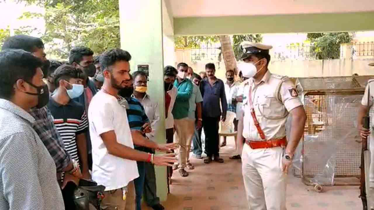 ದಂಡ ಕಟ್ಟಲ್ಲ ಅಂದಿದ್ದಕ್ಕೆ.. ಬೈಕ್ ಸವಾರನ ಮೇಲೆ ರಕ್ತ ಬರುವ ಹಾಗೆ ಪೊಲೀಸರಿಂದ ಹಲ್ಲೆ? ದಂಡ ಕಟ್ಟಲ್ಲ ಅಂದಿದ್ದಕ್ಕೆ.. ಬೈಕ್ ಸವಾರನ ಮೇಲೆ ರಕ್ತ ಬರುವ ಹಾಗೆ ಪೊಲೀಸರಿಂದ ಹಲ್ಲೆ?