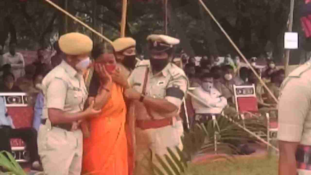 ಕೊರೊನಾದಿಂದ ಮೃತಪಟ್ಟಿದ್ದ ಮಗಳ ನೆನೆದು ಕಣ್ಣೀರಿಟ್ಟ ಮುಖ್ಯ ಪೇದೆ ತಾಯಿ