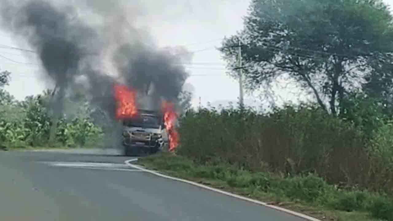 ನೋಡು ನೋಡುತ್ತಿದ್ದಂತೆ ಧಗಧಗನೆ ಹೊತ್ತಿ ಉರೀತು ವ್ಯಾನ್