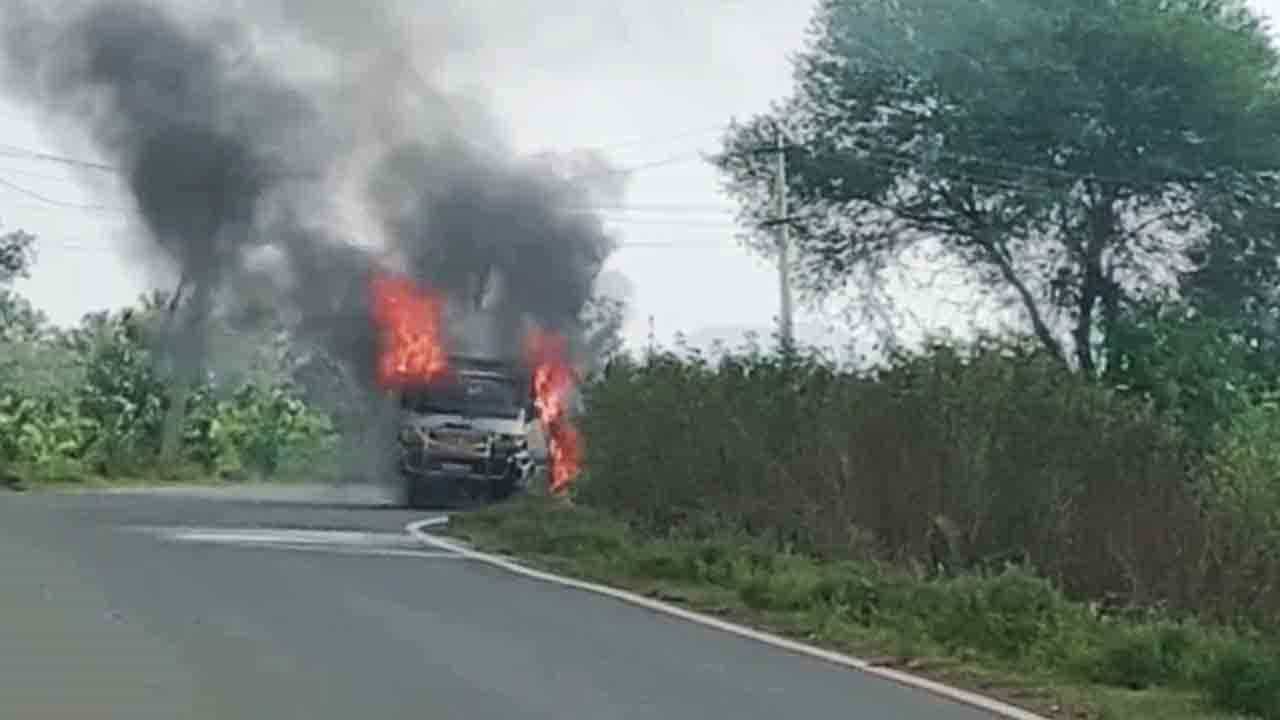 ನೋಡು ನೋಡುತ್ತಿದ್ದಂತೆ ಧಗಧಗನೆ ಹೊತ್ತಿ ಉರೀತು ವ್ಯಾನ್ ನೋಡು ನೋಡುತ್ತಿದ್ದಂತೆ ಧಗಧಗನೆ ಹೊತ್ತಿ ಉರೀತು ವ್ಯಾನ್
