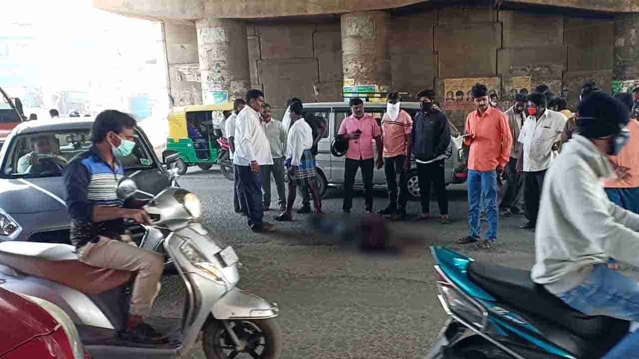 ರಸ್ತೆ ದಾಟುವ ವೇಳೆ ಟಿಪ್ಪರ್ ಲಾರಿ ಬಡಿದು ಪಾದಚಾರಿ ಯುವಕ ಸ್ಥಳದಲ್ಲೇ ದುರ್ಮರಣ