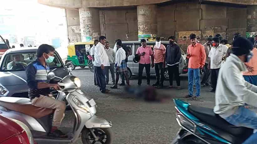 ರಸ್ತೆ ದಾಟುವ ವೇಳೆ ಟಿಪ್ಪರ್ ಲಾರಿ ಬಡಿದು ಪಾದಚಾರಿ ಯುವಕ ಸ್ಥಳದಲ್ಲೇ ದುರ್ಮರಣ