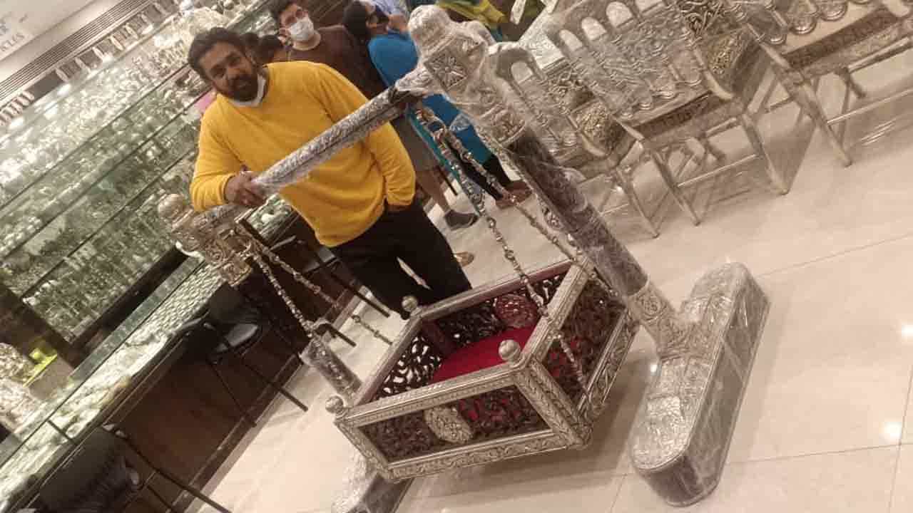 ಕೂಸು ಹುಟ್ಟುವ ಮೊದಲೇ.. ಅಣ್ಣನ ಮಗುವಿಗಾಗಿ ಬೆಳ್ಳಿ ತೊಟ್ಟಿಲು ಖರೀದಿಸಿದ ಧ್ರುವ ಕೂಸು ಹುಟ್ಟುವ ಮೊದಲೇ.. ಅಣ್ಣನ ಮಗುವಿಗಾಗಿ ಬೆಳ್ಳಿ ತೊಟ್ಟಿಲು ಖರೀದಿಸಿದ ಧ್ರುವ