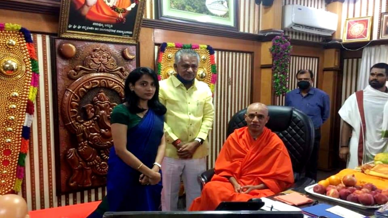 RR ನಗರ ಒಮ್ಮತದ ಅಭ್ಯರ್ಥಿ? ನಿರ್ಮಲಾನಂದ ಶ್ರೀಗಳ ಆಶೀರ್ವಾದ ಪಡೆದ DK ರವಿ ಪತ್ನಿ ಕುಸುಮಾ RR ನಗರ ಒಮ್ಮತದ ಅಭ್ಯರ್ಥಿ? ನಿರ್ಮಲಾನಂದ ಶ್ರೀಗಳ ಆಶೀರ್ವಾದ ಪಡೆದ DK ರವಿ ಪತ್ನಿ ಕುಸುಮಾ