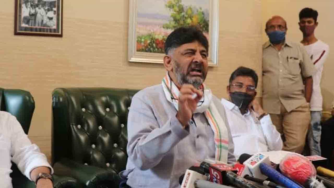 ‘ಪಾಪ! ಕುಸುಮಾ ಏನು ತಪ್ಪು ಮಾಡಿದ್ದಾಳೆ, ತಳ್ಳಿದರೆ ಬಿದ್ದು ಹೋಗ್ತಾಳೆ..’ ‘ಪಾಪ! ಕುಸುಮಾ ಏನು ತಪ್ಪು ಮಾಡಿದ್ದಾಳೆ, ತಳ್ಳಿದರೆ ಬಿದ್ದು ಹೋಗ್ತಾಳೆ..’