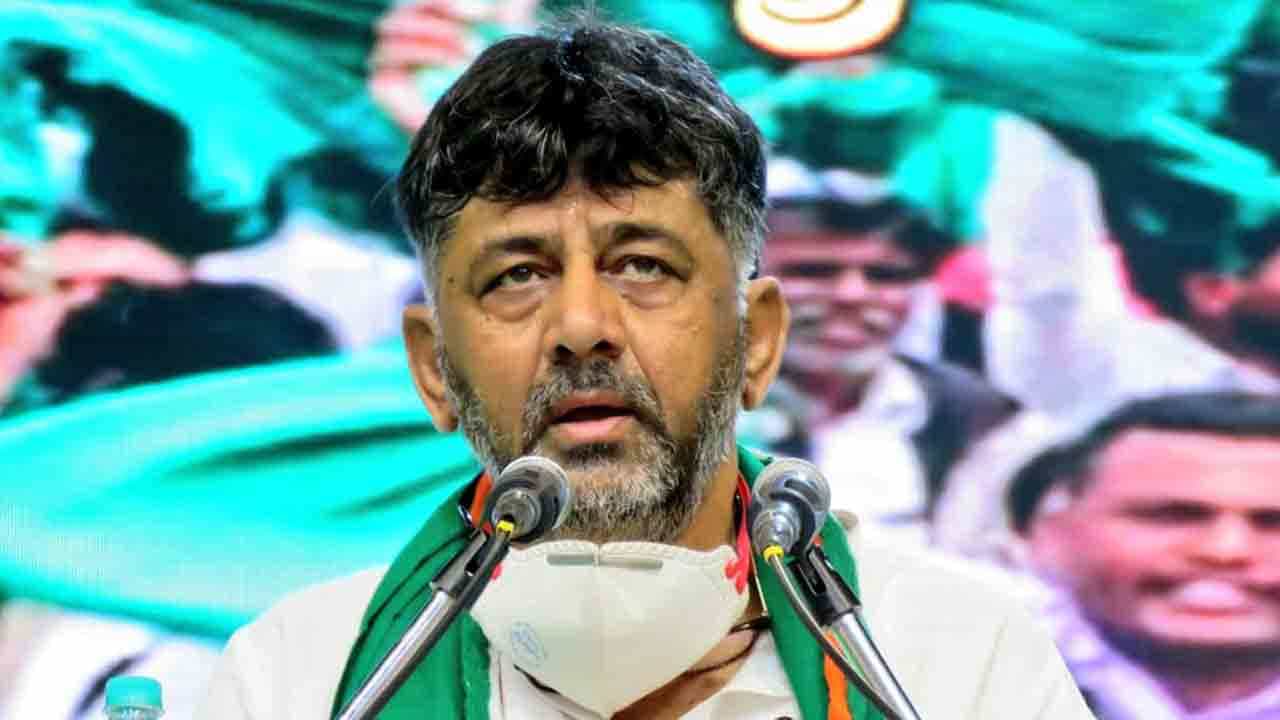 ನಮ್ಮ ಕುಟುಂಬದ ಬಳಿ ನೂರಾರು ಎಕರೆ ಜಮೀನು ಇದೆ.. ನಾನೀಗಲೂ ಬೇಸಾಯ ಮಾಡ್ತೀನಿ -ಡಿಕೆಶಿ ನಮ್ಮ ಕುಟುಂಬದ ಬಳಿ ನೂರಾರು ಎಕರೆ ಜಮೀನು ಇದೆ.. ನಾನೀಗಲೂ ಬೇಸಾಯ ಮಾಡ್ತೀನಿ -ಡಿಕೆಶಿ