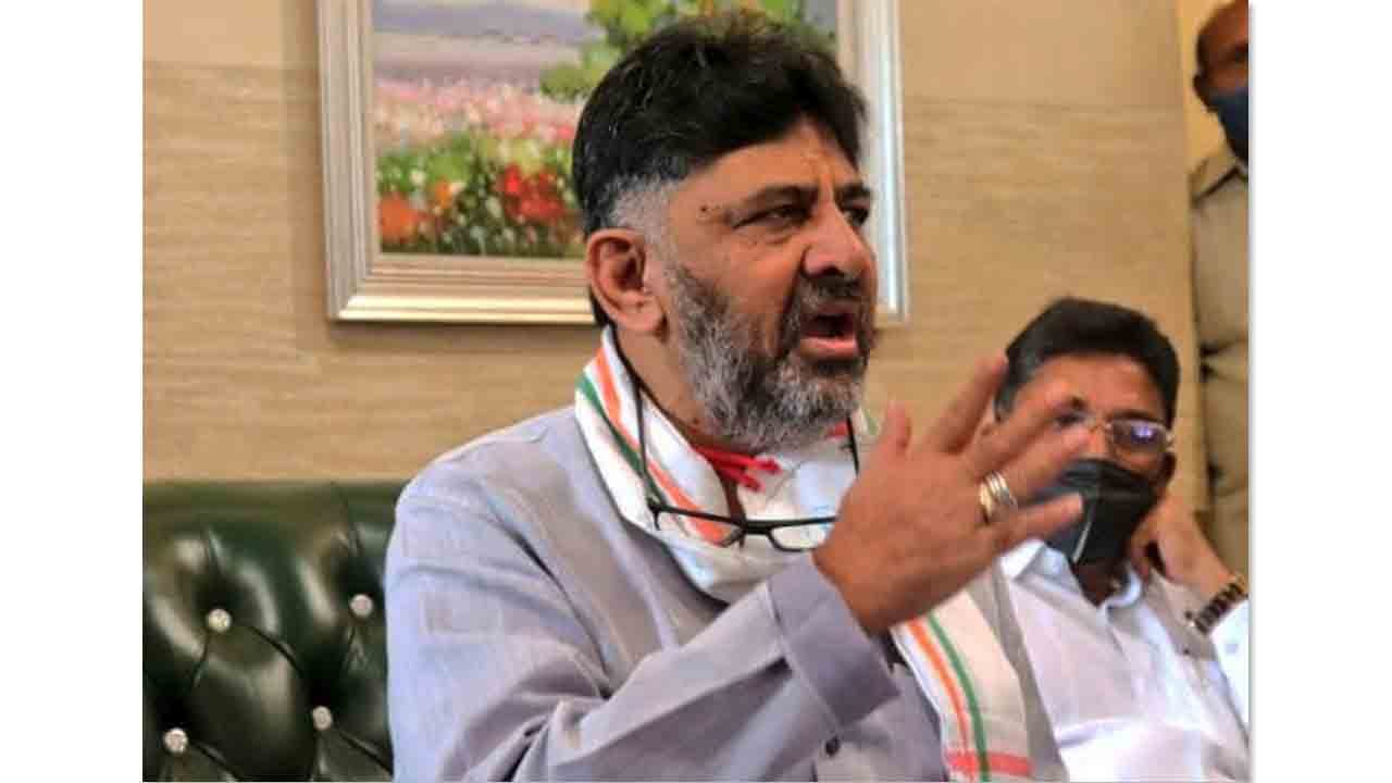 ನಮ್ಮ ತಂದೆ-ತಾಯಿ ಒಕ್ಕಲಿಗರು, ಹೀಗಾಗಿ ನಾನು ಒಕ್ಕಲಿಗ: ಡಿ.ಕೆ. ಶಿವಕುಮಾರ್ ನಮ್ಮ ತಂದೆ-ತಾಯಿ ಒಕ್ಕಲಿಗರು, ಹೀಗಾಗಿ ನಾನು ಒಕ್ಕಲಿಗ: ಡಿ.ಕೆ. ಶಿವಕುಮಾರ್