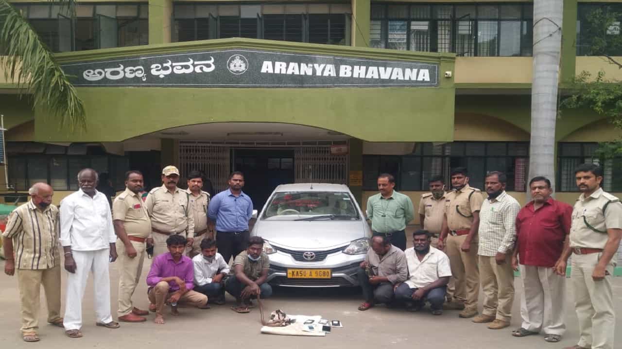 ಅಕ್ರಮವಾಗಿ ಮಣ್ಣುಮುಕ್ಕ ಹಾವು ಸಾಗಿಸುತ್ತಿದ್ದ ಐವರ ಸೆರೆ