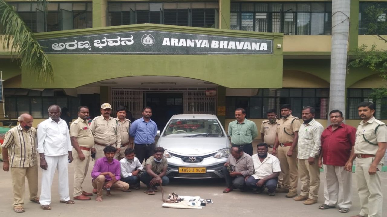 ಅಕ್ರಮವಾಗಿ ಮಣ್ಣುಮುಕ್ಕ ಹಾವು ಸಾಗಿಸುತ್ತಿದ್ದ ಐವರ ಸೆರೆ