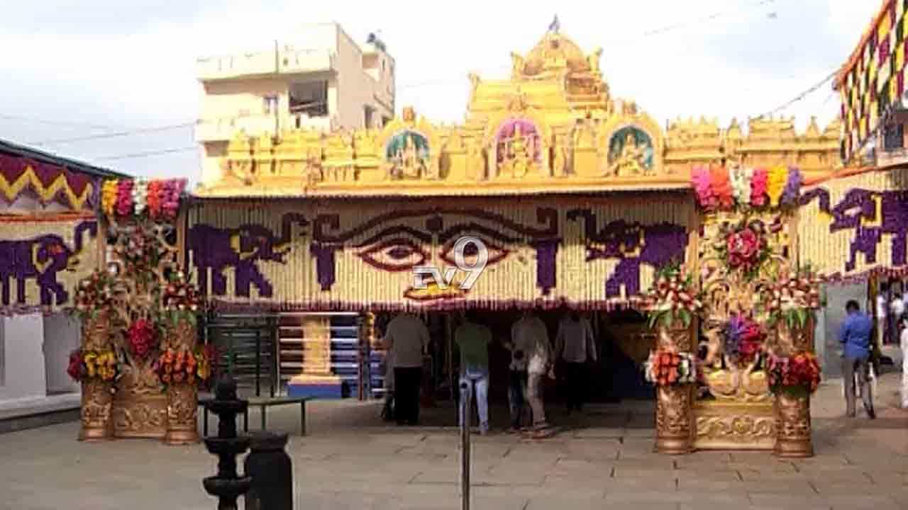 ಸಂಪ್ರದಾಯ ಬದಿಗಿಟ್ಟು.. ಹಾಸನಾಂಬ ದೇಗುಲ ಮುಚ್ಚಲು ನಿರ್ಧಾರ: ಜಿಲ್ಲಾಡಳಿತದ ನಡೆಗೆ ಭಕ್ತರ ಆಕ್ರೋಶ ಸಂಪ್ರದಾಯ ಬದಿಗಿಟ್ಟು.. ಹಾಸನಾಂಬ ದೇಗುಲ ಮುಚ್ಚಲು ನಿರ್ಧಾರ: ಜಿಲ್ಲಾಡಳಿತದ ನಡೆಗೆ ಭಕ್ತರ ಆಕ್ರೋಶ