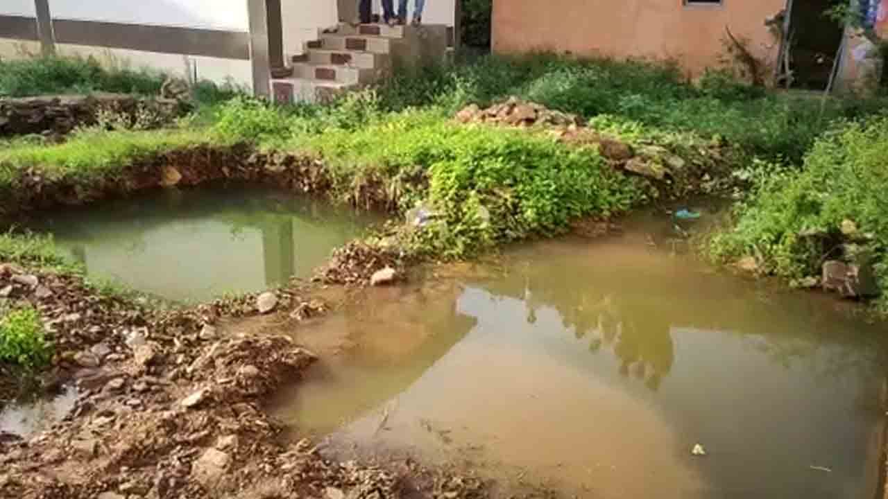 ಶಾಲಾ ಆವರಣದಲ್ಲಿ ತೋಡಿದ್ದ ಗುಂಡಿಗೆ ಬಿದ್ದು 3 ಬಾಲಕರ ಸಾವು ಶಾಲಾ ಆವರಣದಲ್ಲಿ ತೋಡಿದ್ದ ಗುಂಡಿಗೆ ಬಿದ್ದು 3 ಬಾಲಕರ ಸಾವು