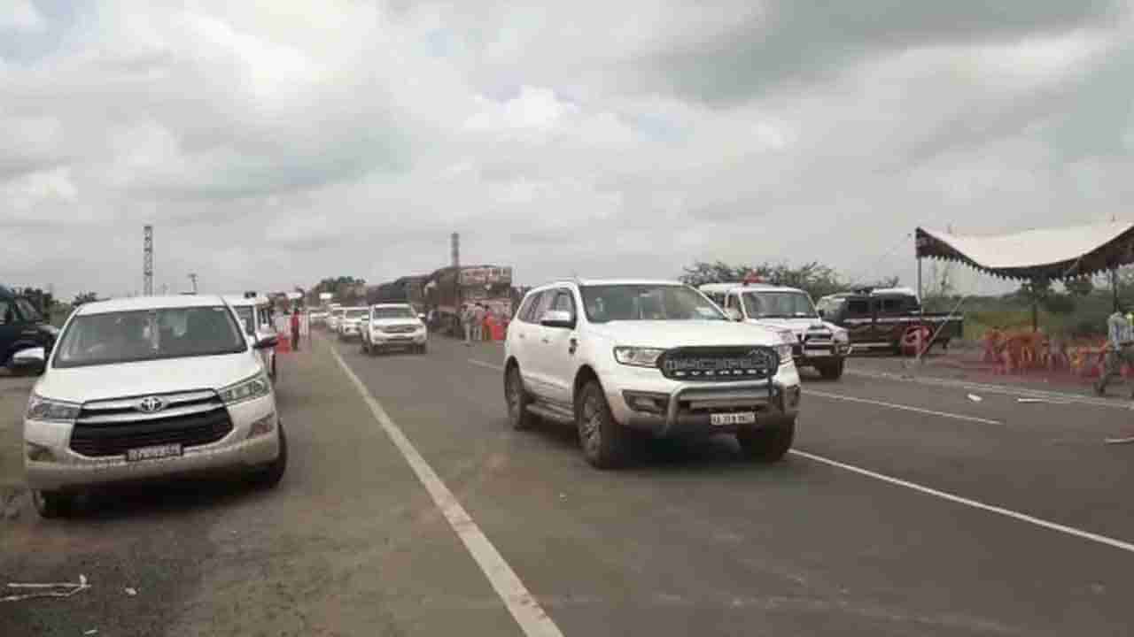 ‘ಸಾಮ್ರಾಟ’ರಿಗೊಂದು ನ್ಯಾಯ, ಪ್ರಜೆಗಳಿಗೆ ಬೇರೆ ನ್ಯಾಯ: ಸಚಿವರ ವಾಹನಕ್ಕೆ ಬ್ರಿಡ್ಜ್​ ಮುಕ್ತ ಮುಕ್ತ