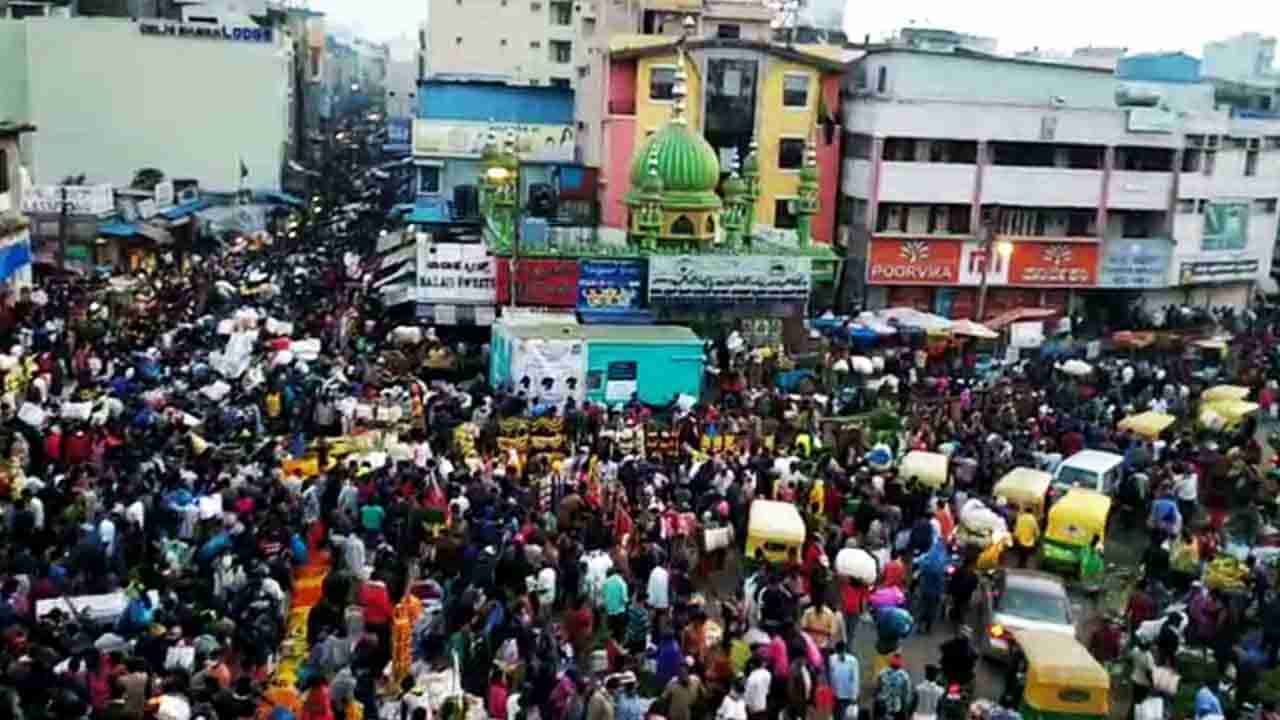 ಹಬ್ಬದ ಸಂಭ್ರಮದಲ್ಲಿ ಅಪಾಯವನ್ನೇ ಮರೆತ ಜನ, ಕೆ.ಆರ್.ಮಾರ್ಕೆಟ್ನಲ್ಲಿ ಜನ ಸಂದಣಿ