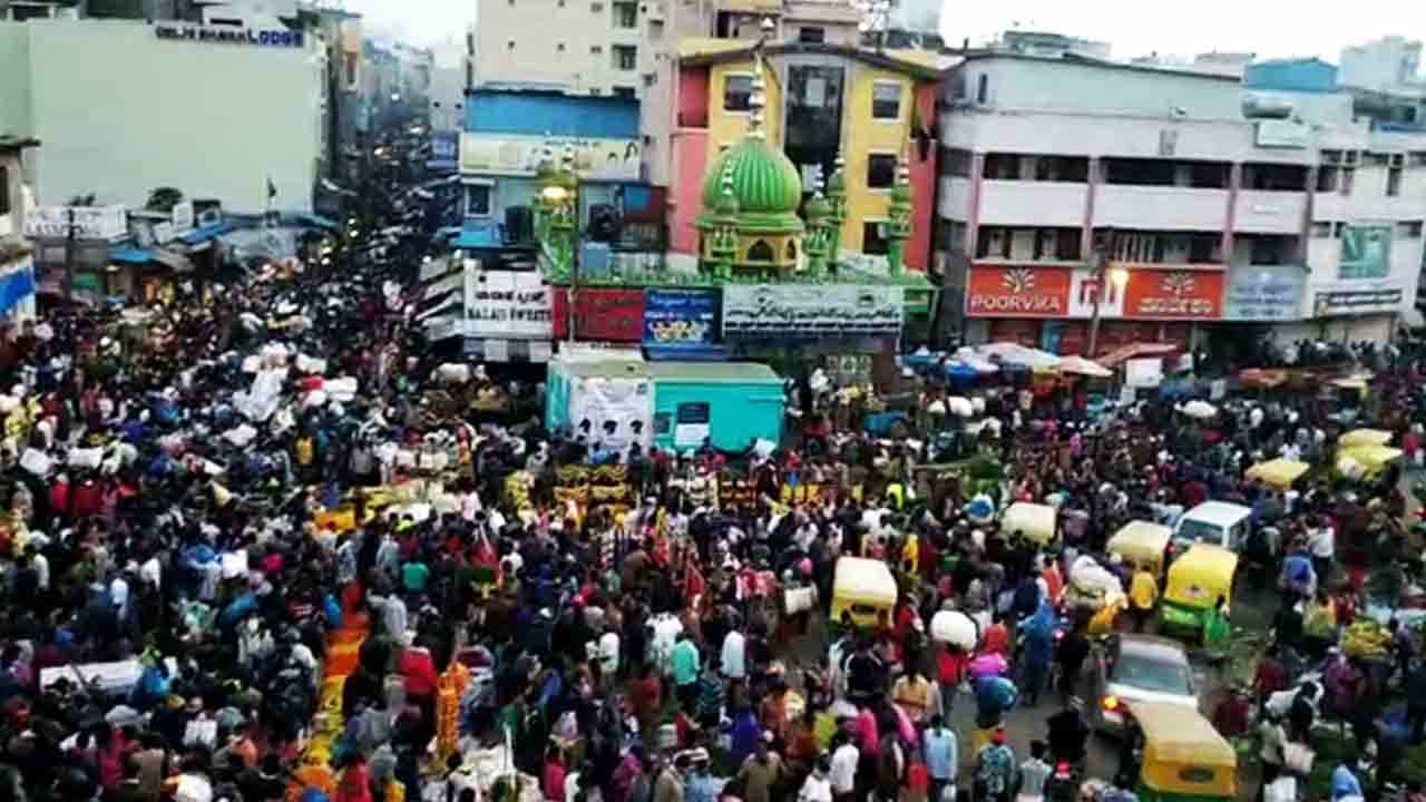 ಹಬ್ಬದ ಸಂಭ್ರಮದಲ್ಲಿ ಅಪಾಯವನ್ನೇ ಮರೆತ ಜನ, ಕೆ.ಆರ್​.ಮಾರ್ಕೆಟ್​ನಲ್ಲಿ ಜನ ಸಂದಣಿ