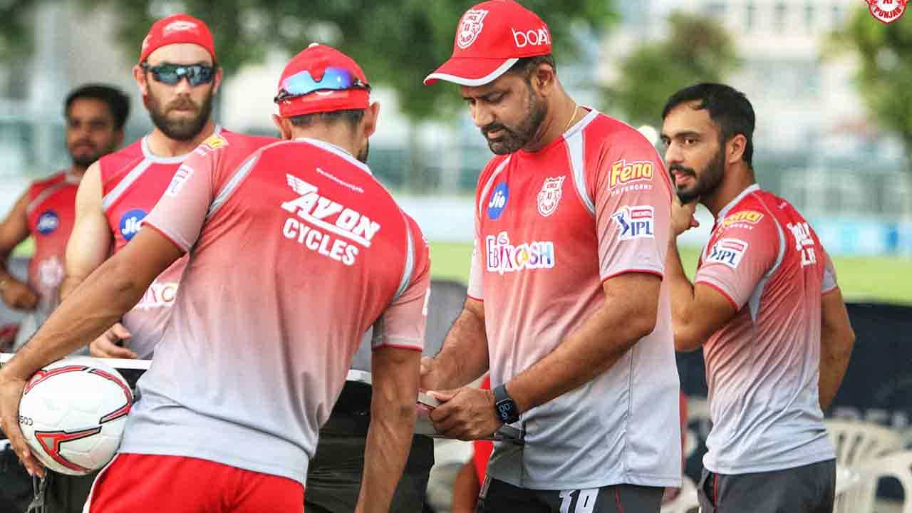 IPL 2020: ಗೆಲುವಿನ ಲೆಕ್ಕಾಚಾರದಲ್ಲಿ ಪಂಜಾಬ್ ಕಿಂಗ್ಸ್ ಕೋಚ್ ಕುಂಬ್ಳೆ IPL 2020: ಗೆಲುವಿನ ಲೆಕ್ಕಾಚಾರದಲ್ಲಿ ಪಂಜಾಬ್ ಕಿಂಗ್ಸ್ ಕೋಚ್ ಕುಂಬ್ಳೆ