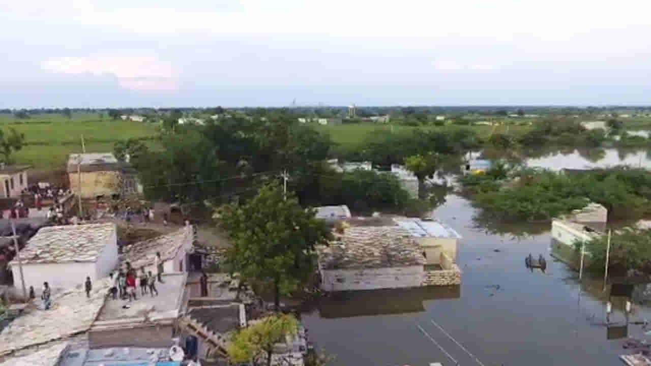 ಮುಳುಗಿದೂರಲ್ಲಿ ಜನರಿಗೆ ಮೇಲ್ಛಾವಣಿಯೇ ಆಸರೆ..