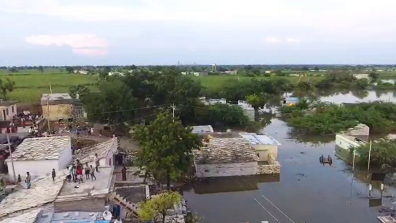 ಮುಳುಗಿದೂರಲ್ಲಿ ಜನರಿಗೆ ಮೇಲ್ಛಾವಣಿಯೇ ಆಸರೆ.. ಮುಳುಗಿದೂರಲ್ಲಿ ಜನರಿಗೆ ಮೇಲ್ಛಾವಣಿಯೇ ಆಸರೆ..