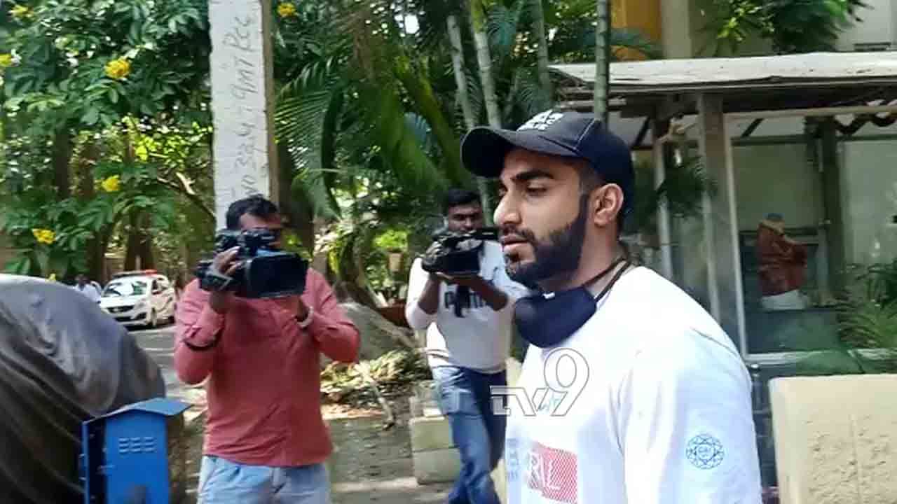 ತಪಾಸಣೆ ಮುಗಿಸಿ.. ಬೆಂಗಳೂರಿನತ್ತ ಮುತ್ತಪ್ಪ ರೈ ಪುತ್ರ ರಿಕ್ಕಿ ರೈನನ್ನು ಕರೆತಂದ CCB ತಪಾಸಣೆ ಮುಗಿಸಿ.. ಬೆಂಗಳೂರಿನತ್ತ ಮುತ್ತಪ್ಪ ರೈ ಪುತ್ರ ರಿಕ್ಕಿ ರೈನನ್ನು ಕರೆತಂದ CCB