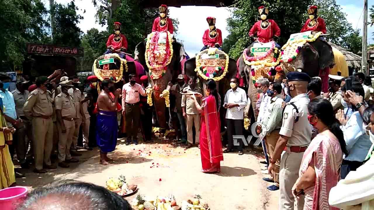 ಅಭಿಮನ್ಯು ನೇತೃತ್ವದ ದಸರಾ ಗಜಪಡೆಗೆ ಸಾಂಪ್ರದಾಯಿಕ ಪೂಜೆ; ಗಜಪಯಣಕ್ಕೆ ಚಾಲನೆ ಅಭಿಮನ್ಯು ನೇತೃತ್ವದ ದಸರಾ ಗಜಪಡೆಗೆ ಸಾಂಪ್ರದಾಯಿಕ ಪೂಜೆ; ಗಜಪಯಣಕ್ಕೆ ಚಾಲನೆ