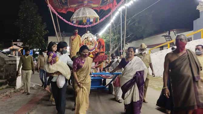 ಅಧಿದೇವತೆ ಚಾಮುಂಡೇಶ್ವರಿಯ ಪಲ್ಲಕ್ಕಿ ರಥ ಎಳೆದ DC ರೋಹಿಣಿ ಸಿಂಧೂರಿ, ಕುಟುಂಬಸ್ಥರು