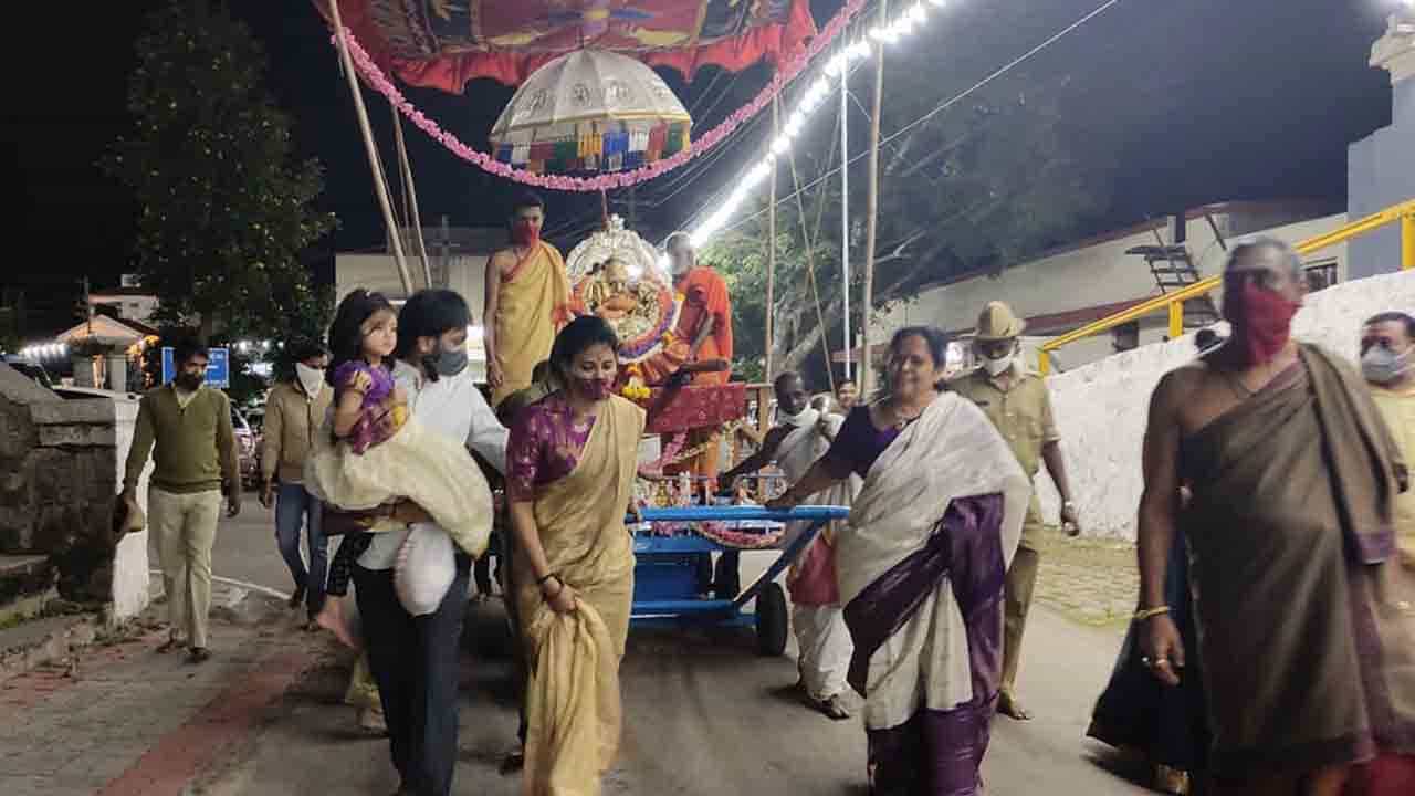 ಅಧಿದೇವತೆ ಚಾಮುಂಡೇಶ್ವರಿಯ ಪಲ್ಲಕ್ಕಿ ರಥ ಎಳೆದ DC ರೋಹಿಣಿ ಸಿಂಧೂರಿ, ಕುಟುಂಬಸ್ಥರು ಅಧಿದೇವತೆ ಚಾಮುಂಡೇಶ್ವರಿಯ ಪಲ್ಲಕ್ಕಿ ರಥ ಎಳೆದ DC ರೋಹಿಣಿ ಸಿಂಧೂರಿ, ಕುಟುಂಬಸ್ಥರು