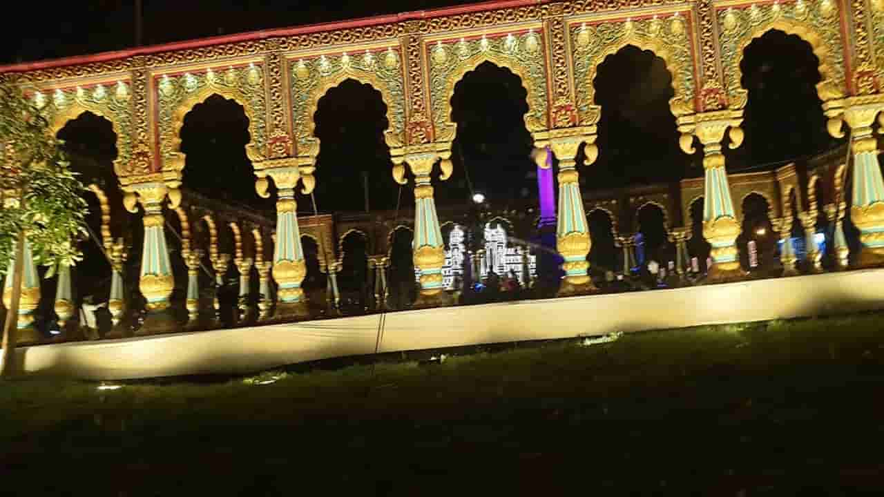 ದಸರೆಯ ಪ್ರಯುಕ್ತ ಟಿ.ಎನ್. ನರಸಿಂಹಮೂರ್ತಿ ವೃತ್ತದಲ್ಲಿ ಅಲಂಕೃತಗೊಂಡ ಅರಮನೆಯ ದೃಶ್ಯ...