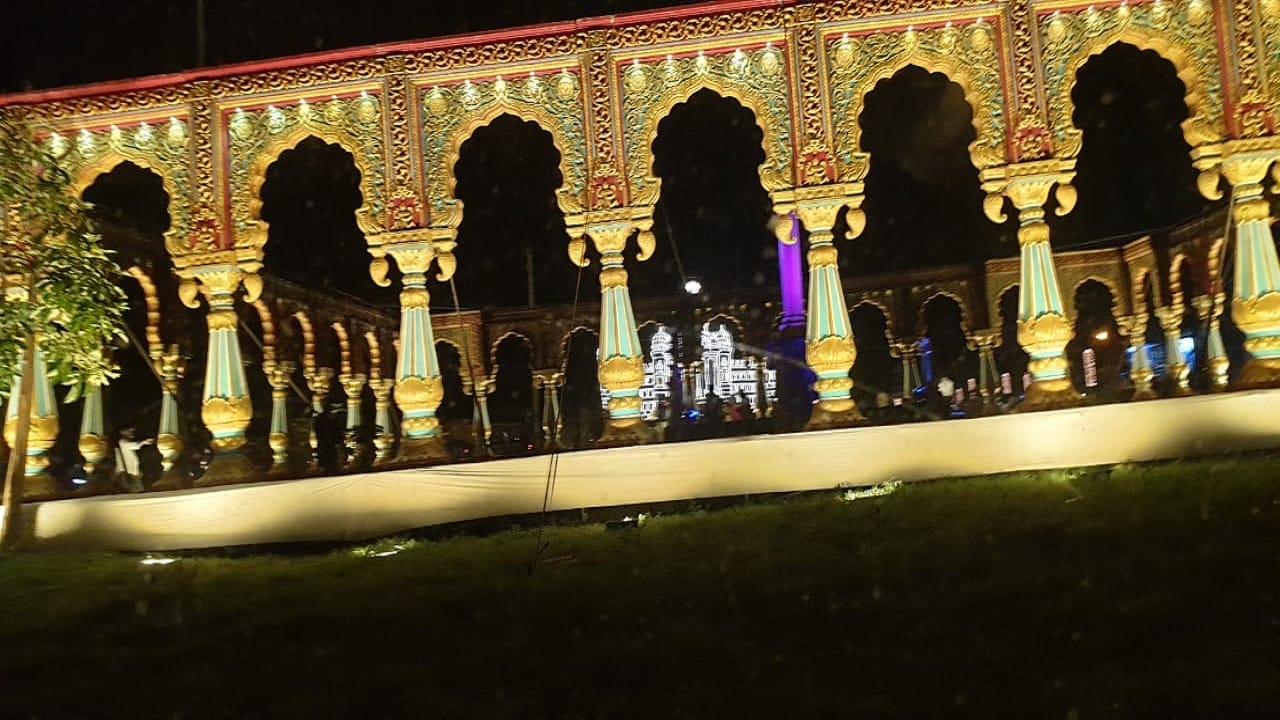 ದಸರೆಯ ಪ್ರಯುಕ್ತ ಟಿ.ಎನ್. ನರಸಿಂಹಮೂರ್ತಿ ವೃತ್ತದಲ್ಲಿ ಅಲಂಕೃತಗೊಂಡ ಅರಮನೆಯ ದೃಶ್ಯ... ದಸರೆಯ ಪ್ರಯುಕ್ತ ಟಿ.ಎನ್. ನರಸಿಂಹಮೂರ್ತಿ ವೃತ್ತದಲ್ಲಿ ಅಲಂಕೃತಗೊಂಡ ಅರಮನೆಯ ದೃಶ್ಯ...