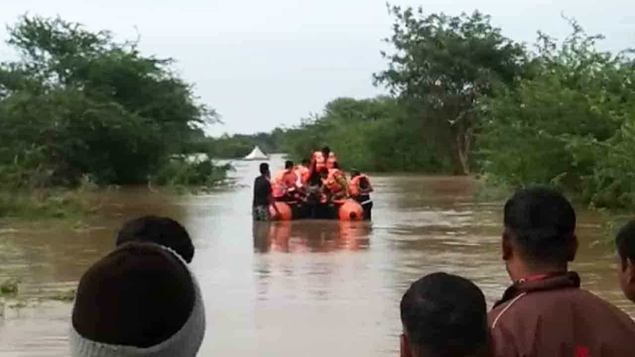 ಉತ್ತರ ಕರ್ನಾಟಕದಲ್ಲಿ NDRF ಕಾರ್ಯಾಚರಣೆ: ಜನ, ಜಾನುವಾರುಗಳ ರಕ್ಷಣೆ
