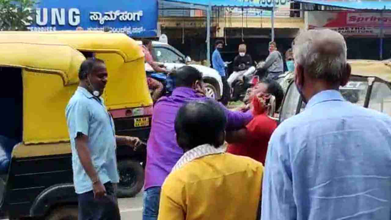 ಹಣಕ್ಕಾಗಿ ಇಬ್ಬರ ಕಚ್ಚಾಟ.. ಜನರಿಗೆ ದೊಂಬರಾಟ.. ವಾಹನ ಸವಾರರಿಗೆ ಪರದಾಟ