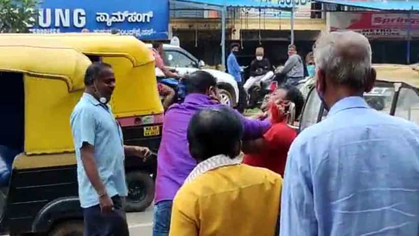 ಹಣಕ್ಕಾಗಿ ಇಬ್ಬರ ಕಚ್ಚಾಟ.. ಜನರಿಗೆ ದೊಂಬರಾಟ.. ವಾಹನ ಸವಾರರಿಗೆ ಪರದಾಟ