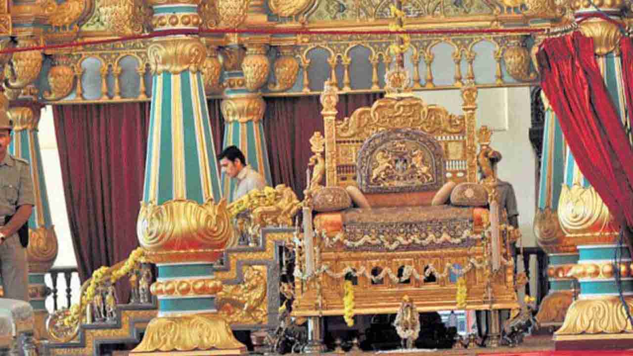 ಅರಮನೆಯಲ್ಲಿಂದು ಖಾಸಗಿ ದರ್ಬಾರ್ ನಡೆಸಲಿದ್ದಾರೆ ಯದುವೀರ್ ಕೃಷ್ಣದತ್ತ ಚಾಮರಾಜ ಒಡೆಯರ್